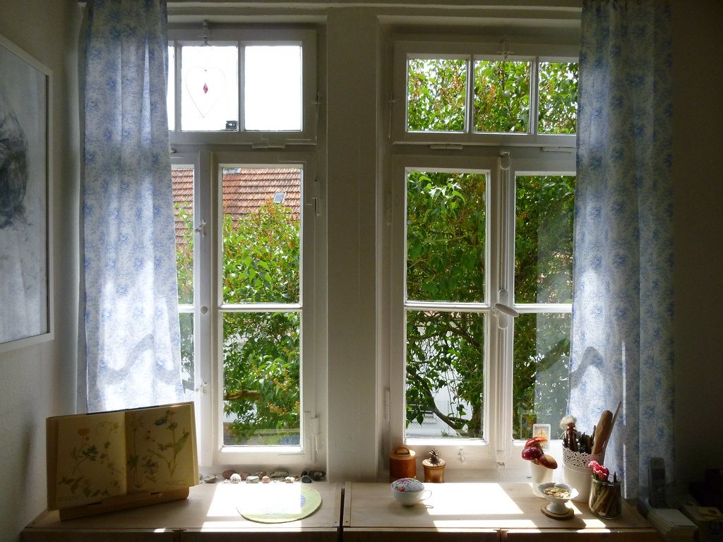 Reinigungskraft wischt den Boden einer hellen Wohnung